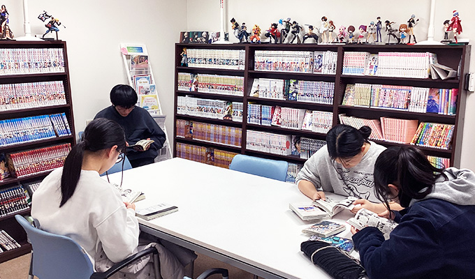 芦屋市のこども家庭・保健センター内に設けられた漫画コーナー。漫画を読みに、多くの子どもたちが訪れています。