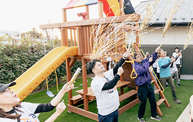 完成した遊具のオープニングセレモニー