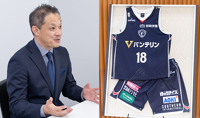 ビーコルに提供したものと同型のスーツで、協賛活動の経緯を語る諏訪さん（写真左）。横浜港北総本店店内に展示されているビーコルのユニフォーム（写真右）