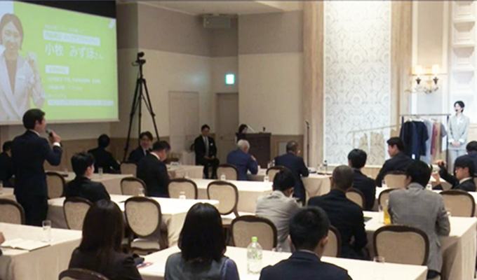 ロールプレイング大会の会場の様子。多数の社員が見守るなか、実演が行われる