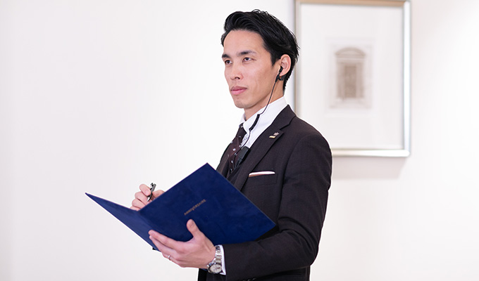 店舗スタッフと一緒に接客をしながら、各スタッフのサービスを細かくチェックする霜野さん