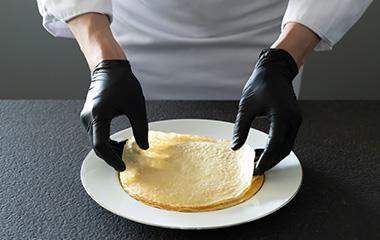 2. もちもち食感のクレープ生地を重ねていく