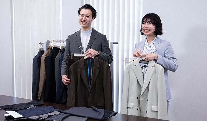 企画開発者として、そして愛用者としても、「THE THIRD SUITS®」の魅力を語る小泉さんと兼田さん