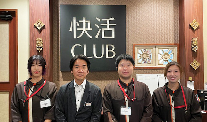 2023年に中途入社した森智史さん(左から2番目)。「快活CLUB」店舗メンバーと一緒に。